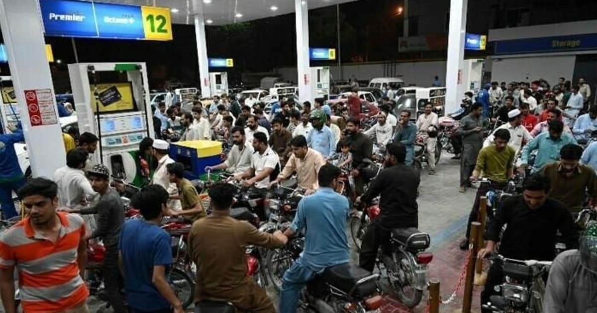 Massive Petrol Price Hike in Pakistan: Rs. 138 Increase, New Rate Rs. 458.50 ⛽💰